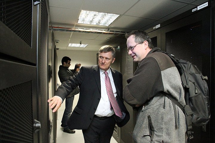 Tisková konference k oficiálnímu spuštění datacentra Tower Českých Radiokomunikací v prostorách televizního vysílače pražském na Žižkově. Marcel Procházka, manažer pro rozvoj služeb a strategie Českých Radiokomunikací, ukazuje menší datacentrum v prostorách Žižkovské věže, které slouží pro poskytování cloudových služeb.