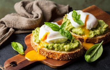 dvě vejce a avokádo na chlebu