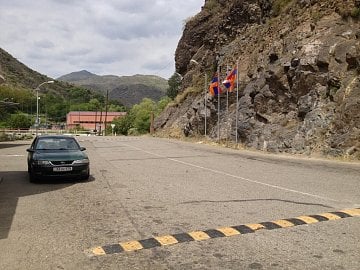 Zabux, Ázerbájdžán. Hraniční kontrola z Arménie do Náhorního Karabachu.