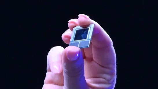Procesor Intel Lunar Lake ukázaný na CES 2024. Je u něj viditelné použití On-Package Memory