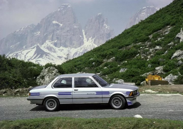 Tuningová firma Alpina krátce po debutu E21 začala nabízet doplňky i vlastní sportovní a výkonné provedení řady 3 pod názvem Alpina B6 s motorem 2 800 cm3