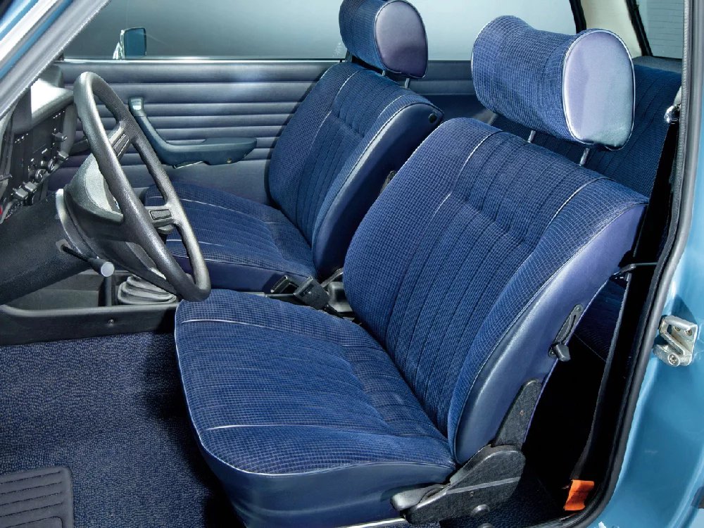 Interiér představoval špičku v ergonomii a dostatek komfortu – až na ta tuhá sedadla. Někdo si je ale oblíbil…