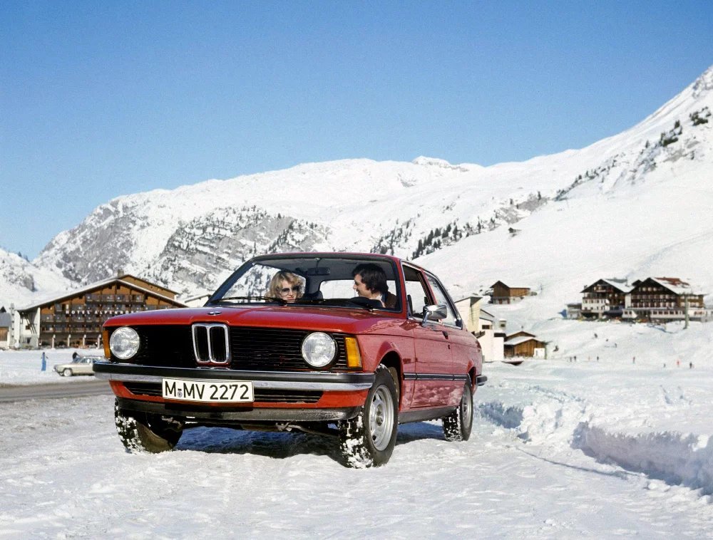 K BMW patří Bavorsko a k Bavorsku Alpy. Na snímku jednoduché provedení s dvojicí světlometů, po faceliftu dostaly modely plastová černá zrcátka
