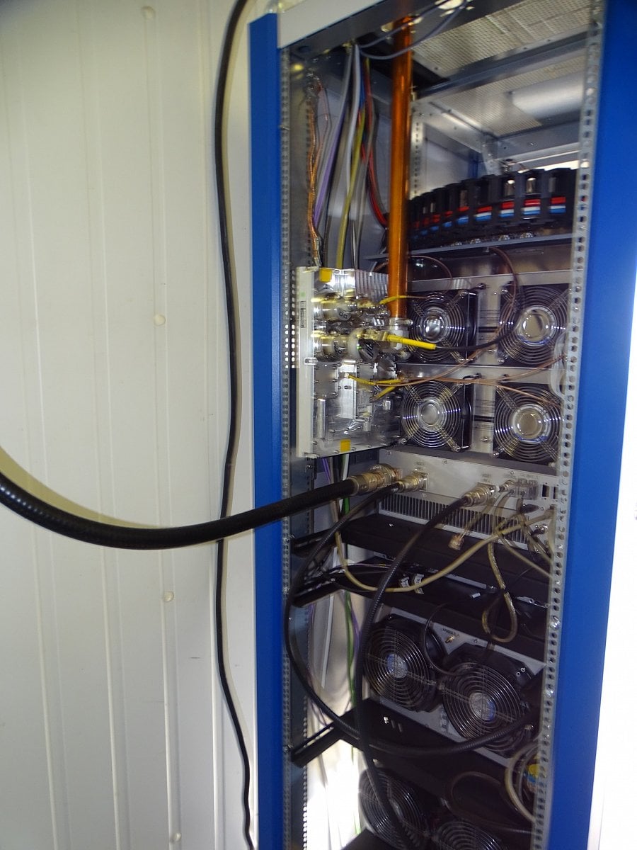 Rohde & Schwarz - zadní část