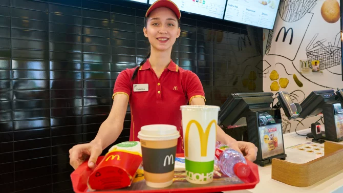 17.7.24 /2x/ mcdonald, brigáda, student, fast food