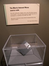 Disketa obsahující původní zdrojový kód „Morrisova červa“ je součástí expozice Museum of Science v Bostonu.