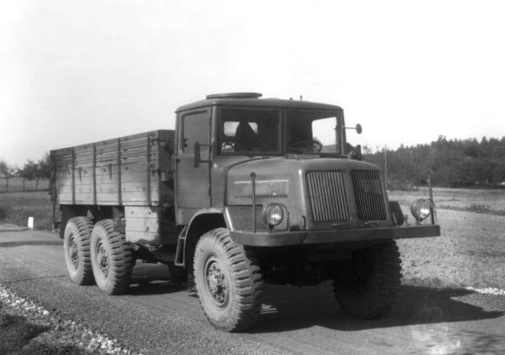 Autor: Tatra Tatra 130. Jeden z několika dochovaných záběrů ze zkušebního provozu šestikolového prototypu. Vůz dnes samozřejmě neexistuje.