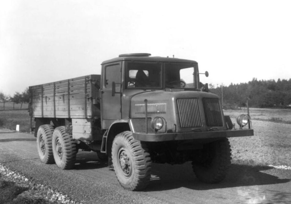 Tatra 130. Jeden z několika dochovaných záběrů ze zkušebního provozu šestikolového prototypu. Vůz dnes samozřejmě neexistuje.