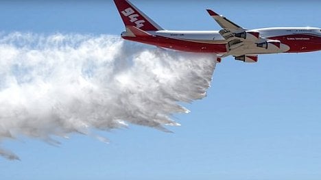 Náhledový obrázek - Boeing 747 nemusí jen vozit lidi nebo náklad. Umí i hasit požáry