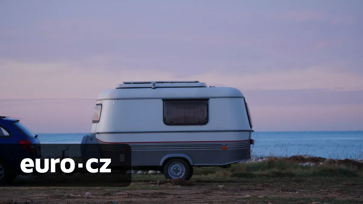 Obrovské ceny nájmů na Ibize nutí tamní obyvatele bydlet v autech. Na proslulém párty ostrově snadno získají práci, ale byt nenajdou