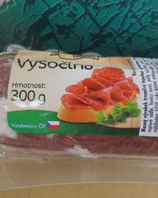 Vysočina. Kategorie: Nebezpečné potraviny. Nevyhovující parametr: plísně okem viditelné. Na povrchu potraviny se vyskytovala plíseň bílé barvy. Potravina neměla prošlé datum minimální trvanlivosti. Při kontrole nebyly zjištěny nevyhovující teplotní podmínky skladování tohoto výrobku. Výrobce: KMOTR - Masna, Kroměříž a.s. Místo kontroly: Penny Market s.r.o., Chlumec nad Cidlinou