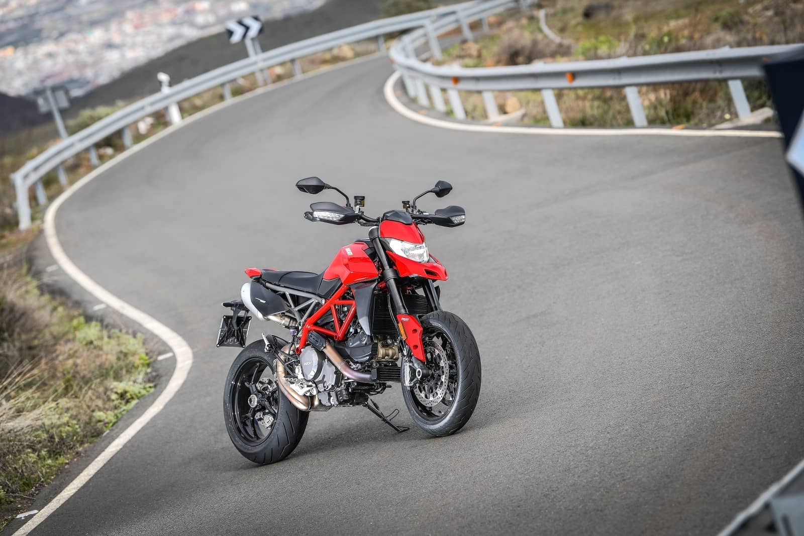 2019-11-Hypermotard_950_Static-15_UC70277_High.jpg