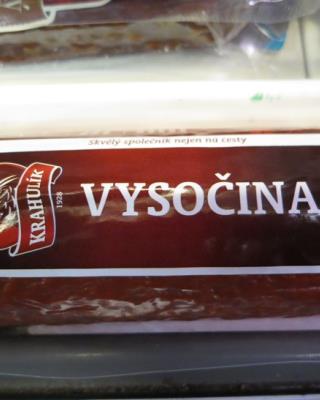 Vysočina. Kategorie: Nejakostní potraviny. Nevyhovující parametr: aktivita vody. Ve výrobku byla zjištěna vyšší hodnota aktivity vody, než připouští příslušný právní předpis. Výrobek se spotřebiteli může jevit jako "málo vysušený". Výrobce: Krahulík - MASOZÁVOD Krahulčí. Distributor: DC Kaufland. Místo kontroly: Kaufland Česká republika v.o.s., Český Krumlov-Domoradice