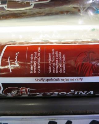 Vysočina. Kategorie: Nejakostní potraviny. Nevyhovující parametr: aktivita vody. Ve výrobku byla zjištěna vyšší hodnota aktivity vody, než připouští příslušný právní předpis. Výrobek se spotřebiteli může jevit jako "málo vysušený". Výrobce: Krahulík - MASOZÁVOD Krahulčí. Distributor: DC Kaufland. Místo kontroly: Kaufland Česká republika v.o.s., Český Krumlov-Domoradice