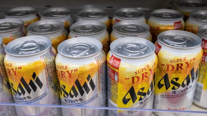 Legendární Super Dry nebude! Kyberútok vyřadil továrny Asahi, Japonsku hrozí nedostatek oblíbeného piva i čajů