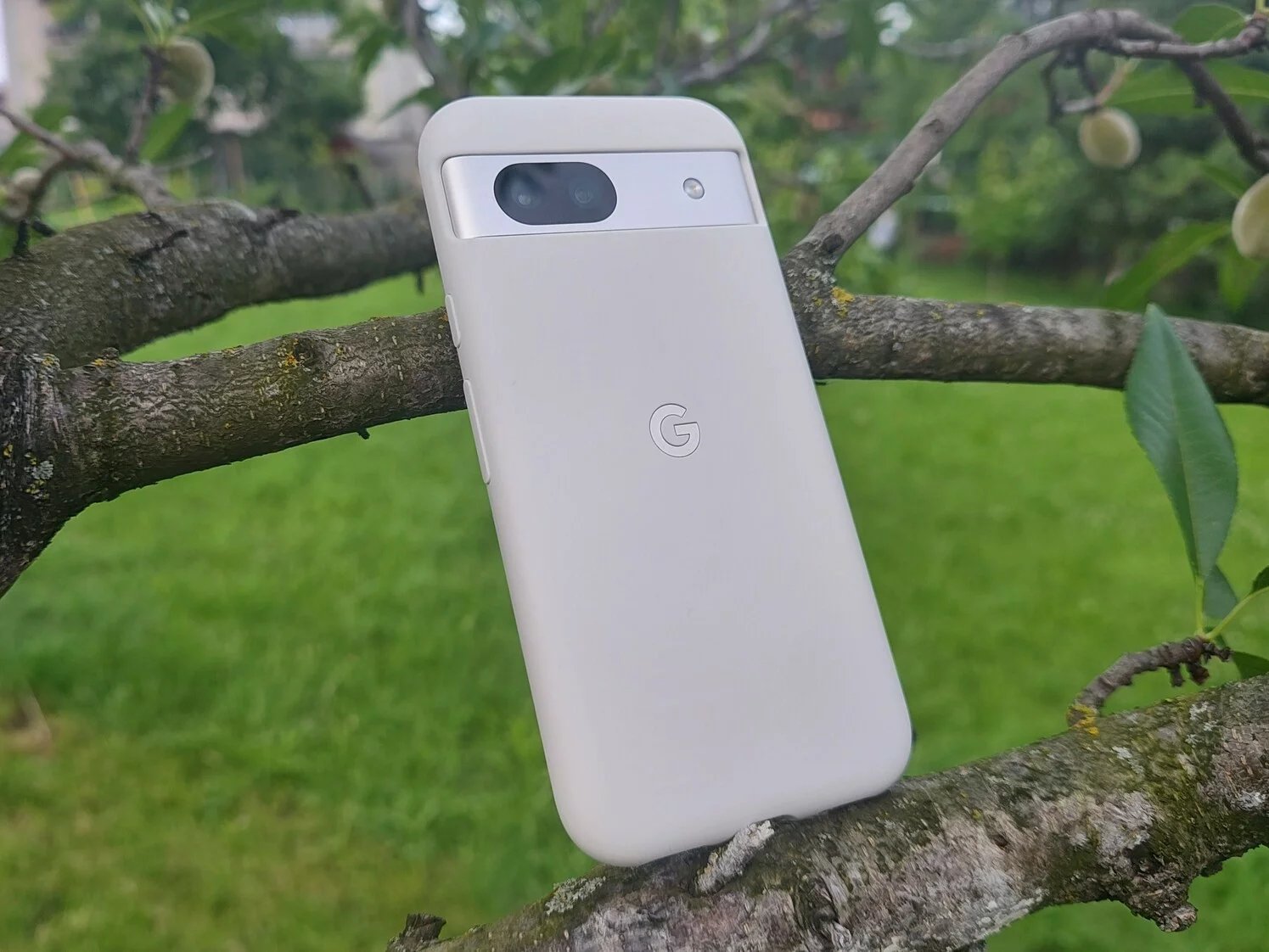 Mimo mléčně bílou je smartphone dostupný také v zelené, modré a černé barevné variantě