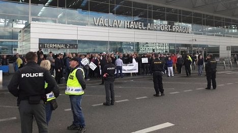 Náhledový obrázek - Taxikáři stupňují kvůli Uberu tlak. Chystají protestní jízdu Prahou