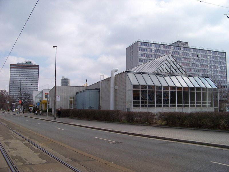 V popředí stanice metra Invalidovna, hotelový dům a hotel Olympik