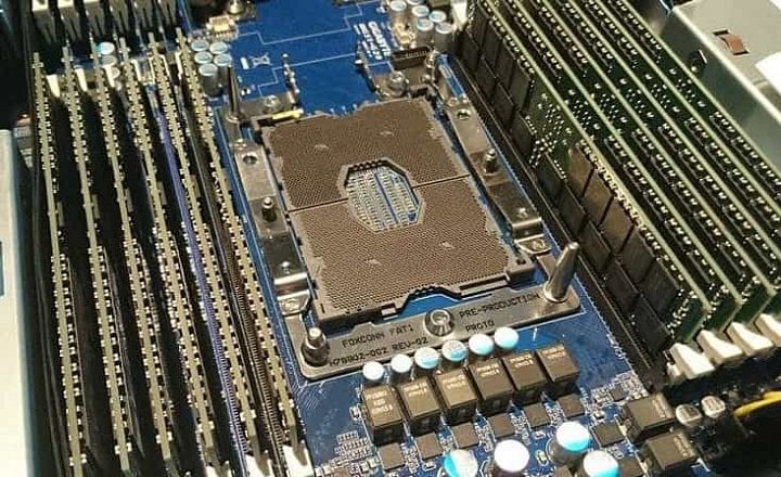 Socket LGA 3647 na serverové desce (Zdroj: eTeknix)