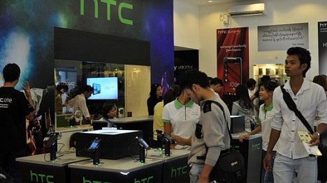 Náhledový obrázek - Alphabet chce prý koupit HTC. Výrobce telefonů pozastaví obchody s akciemi