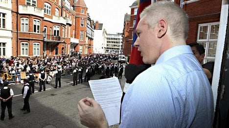 Náhledový obrázek - Petr Koubský: Assange je už jen pěšák v cizí hře