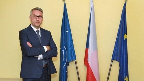 Náhledový obrázek - Obrana republiky nekončí na našich hranicích, říká ministr obrany