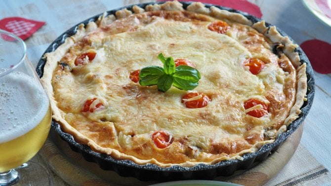 Quiche se slaninou a rajčaty