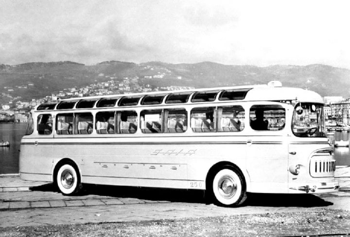Autor: Se svolením Svatopluka Jíchy, archiv autora Elegantní dálkový autokar Alfa Romeo 902 nese karosérii specializovaného studia Carrozzeria Varesina