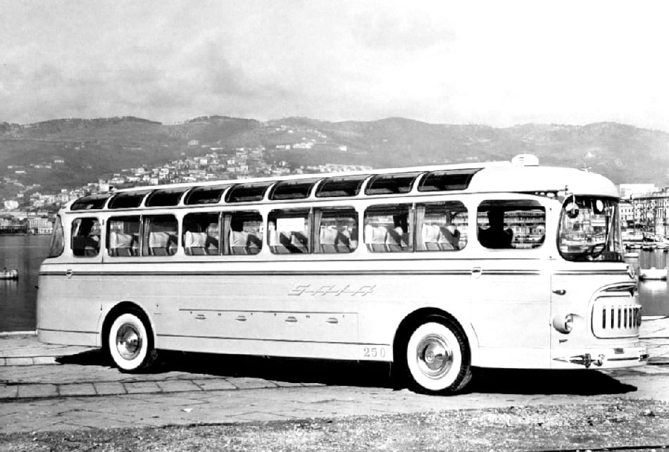 Elegantní dálkový autokar Alfa Romeo 902 nese karosérii specializovaného studia Carrozzeria Varesina