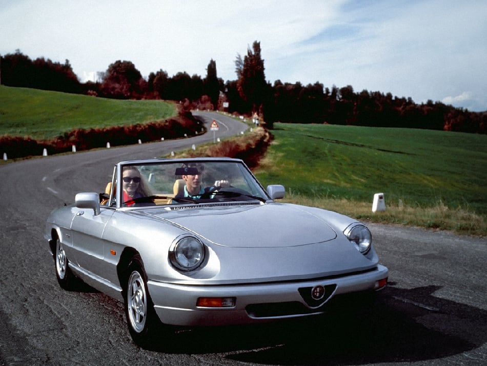 Alfa Romeo Spider koncepčně vycházela z modelu, představeného v roce 1966. Dočkal se několika drobných faceliftů a velkého úspěchu
