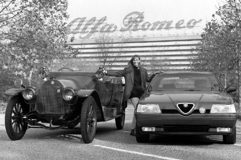 Když je důvod k oslavě, může se i bilancovat: vpravo Alfa Romeo 164, vlevo původní ALFA 24 HP