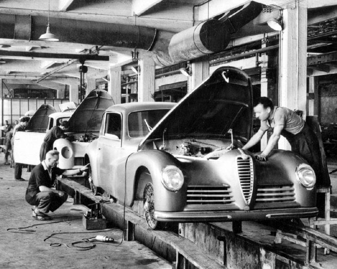 Autor: Alfa Romeo V těsně poválečné době se ještě nedalo hovořit o kontinuální pásové montáži třeba v americkém slova smyslu. Alfa Romeo začínala z rozbombardovaných trosek a musela se načas spokojit s náhradním výrobním programem
