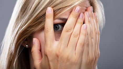 Český zaměstnanec drží hubu a krok a zůstává v práci, kde to pro něj nemá smysl