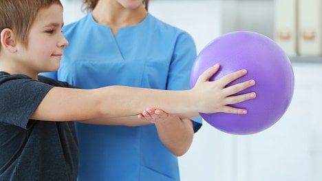 Revma trápí i nejmenší děti. Nemoc a léčbu jim pomáhá vysvětlit Žirafka Amálka