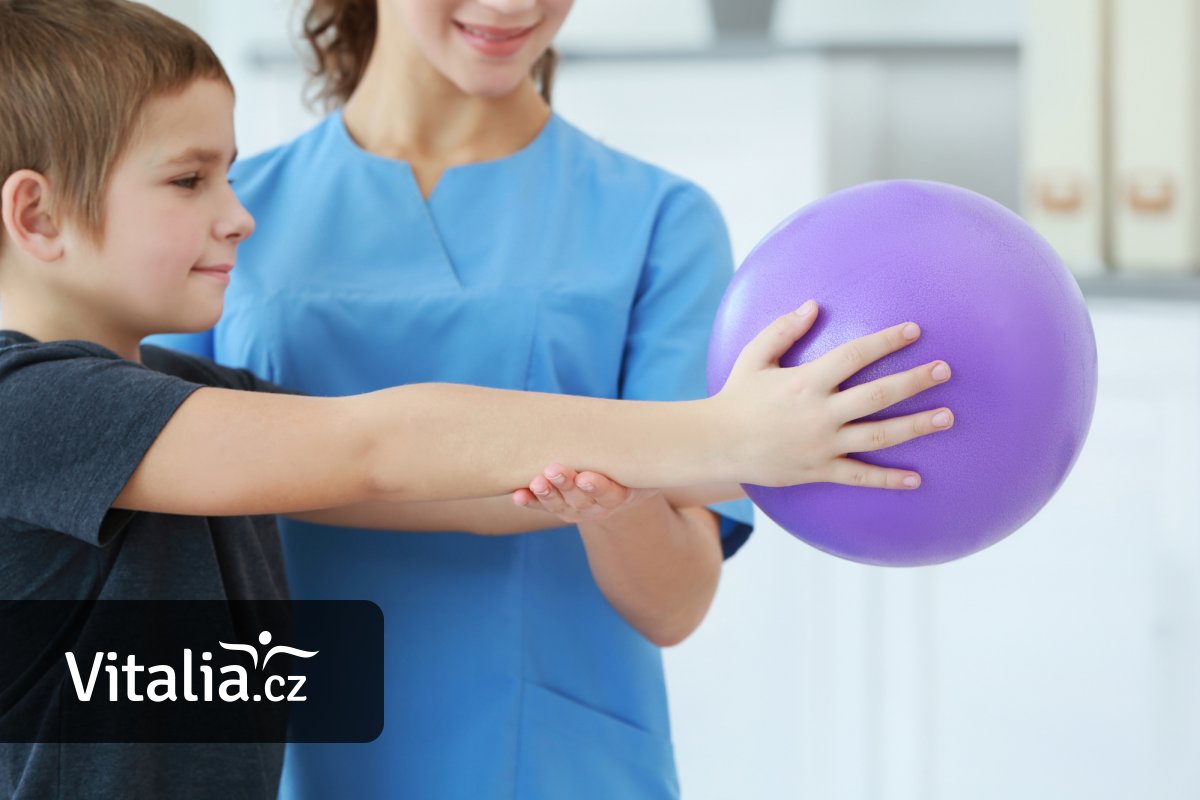 Revma trápí i nejmenší děti. Nemoc a léčbu jim pomáhá vysvětlit Žirafka Amálka