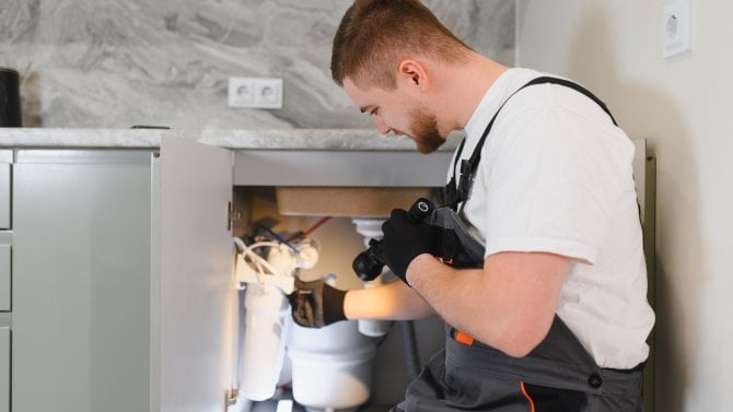V době AI potřebujeme víc instalatérů než právníků, vysoká škola není nutnost, říká šéf BlackRocku