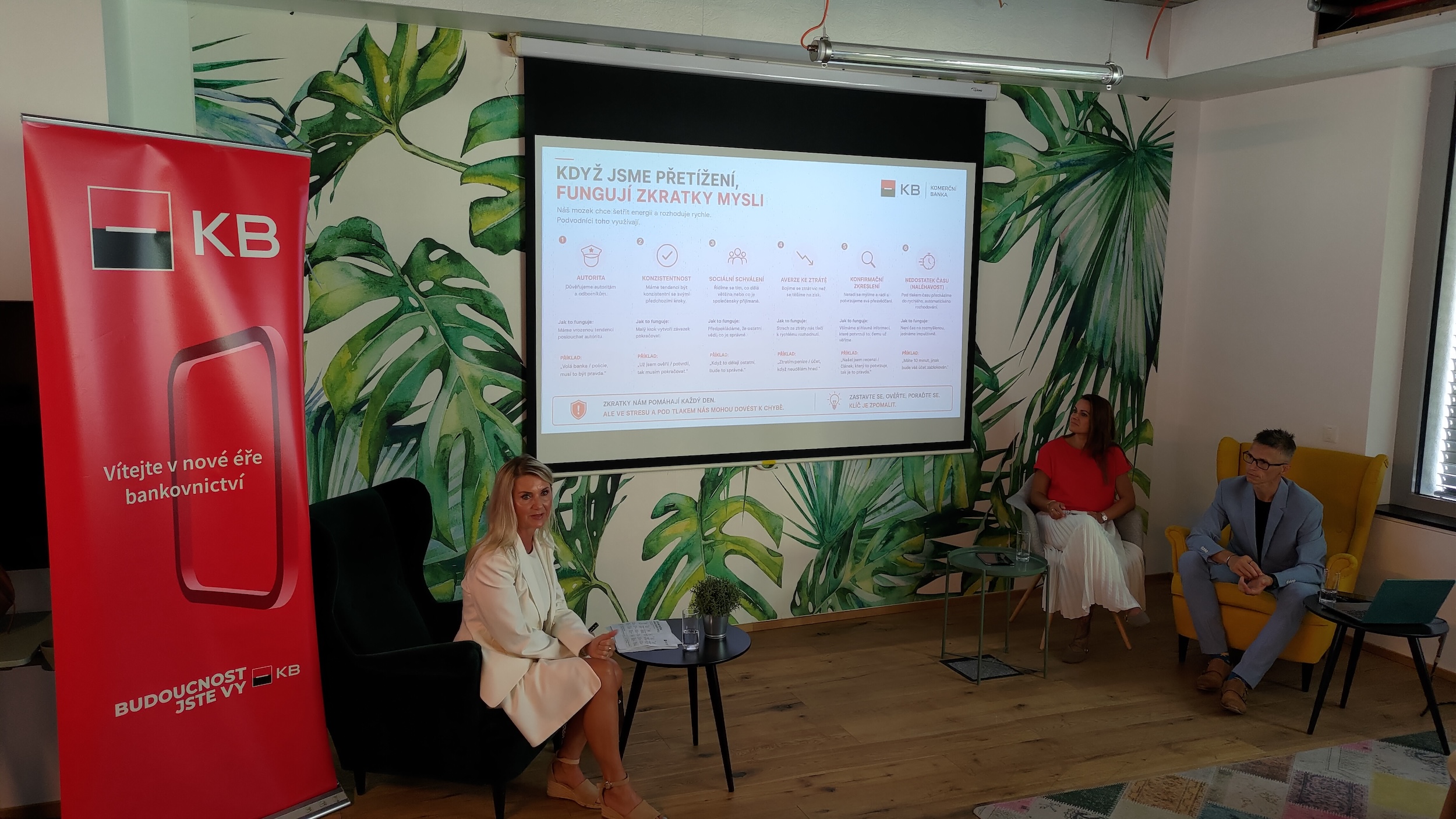 Tisková konference Komerční banky na téma kyberzločinů. Zleva: Helena Sováková, psycholožka, Lucie Leixnerová, tisková mluvčí Komerční banky a Pavel Šašek, expert na kyberbezpečnost Komerční banky. (05. 08. 2026)