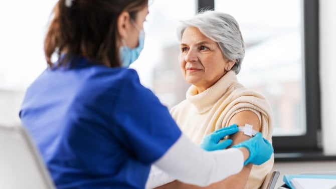 Lékařka naočkovala starší ženu