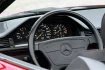 Přístrojovka W124 se oproti W123 zase tak moc nezměnila: uspořádání a druh přístrojů zůstaly, zaoblení krytu nahradily modernější hrany a přibyl airbag