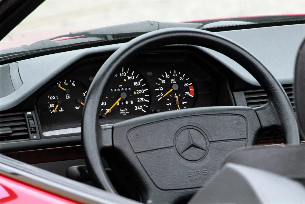Přístrojovka W124 se oproti W123 zase tak moc nezměnila: uspořádání a druh přístrojů zůstaly, zaoblení krytu nahradily modernější hrany a přibyl airbag