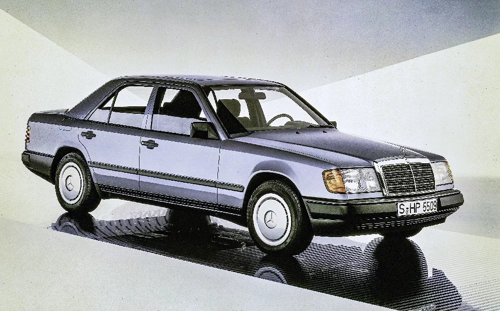 Základní model sedanu W124, jak debutoval na podzim 1984. Letos tedy slavíme čtyřicátiny tohoto typu