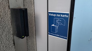 Vstup do banky pouze přes magnetický proužek platební karty. (4. 12. 2021)