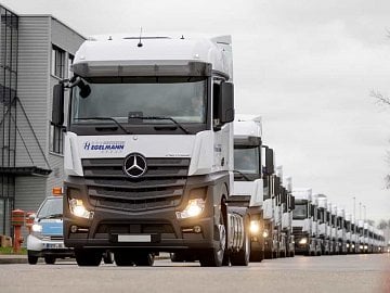 Die neuen Mercedes-Benz Actros der Hegelmann Group verlassen das Mercedes-Benz Werk Wörth. The new Mercedes-Benz Actros models for the Hegelmann Group leave the Mercedes-Benz Wörth plant.