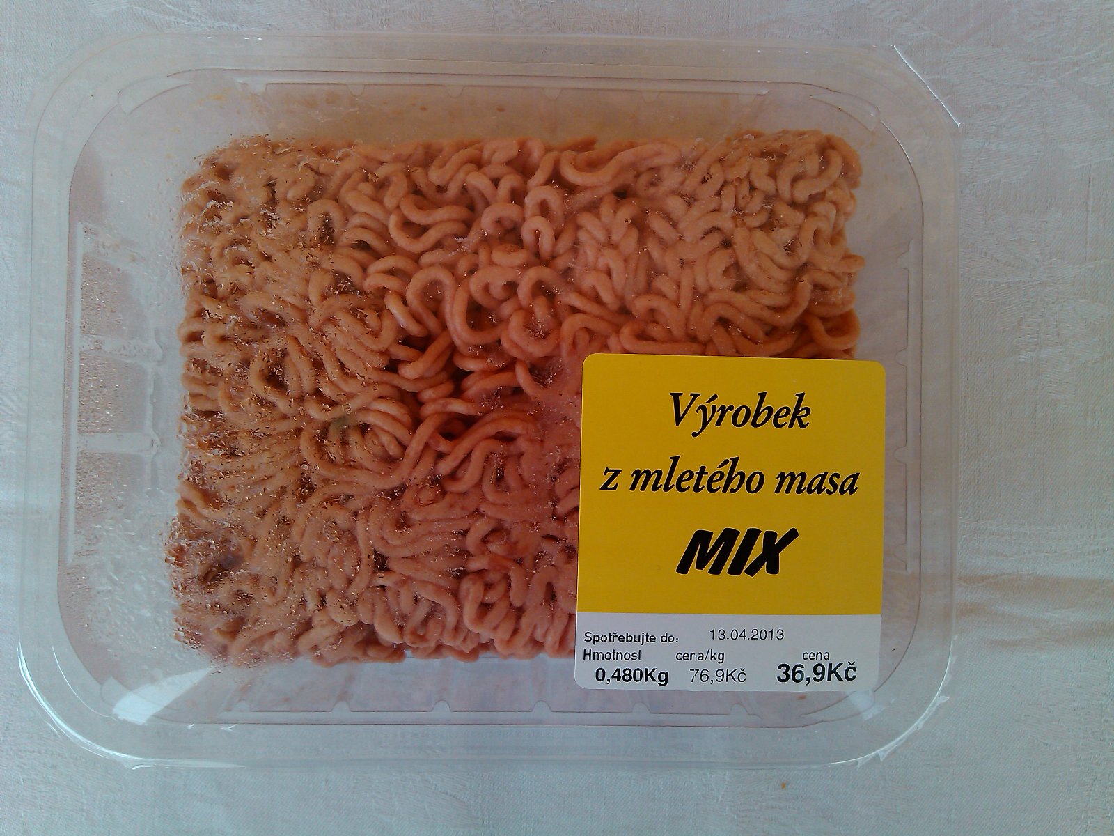 Výrobek z mletého masa MIX, polotovar, rekordman s nejnižším podílem masa: 53,2 %. Za 0,48 kg zaplatíte 36,90 Kč. Kilo polotovaru stojí 76,90 Kč. Vyrábí se v POlsku, prodávající Ahold. Ve složení	je voda, tuk, pšeničná vláknina, vepřový protein, stabilizátory, antioxidanty, glukózový sirup, zvýrazňovač chuti a vůně, sůl, aroma. Už v krámě nebylo v nejlepší kondici.
