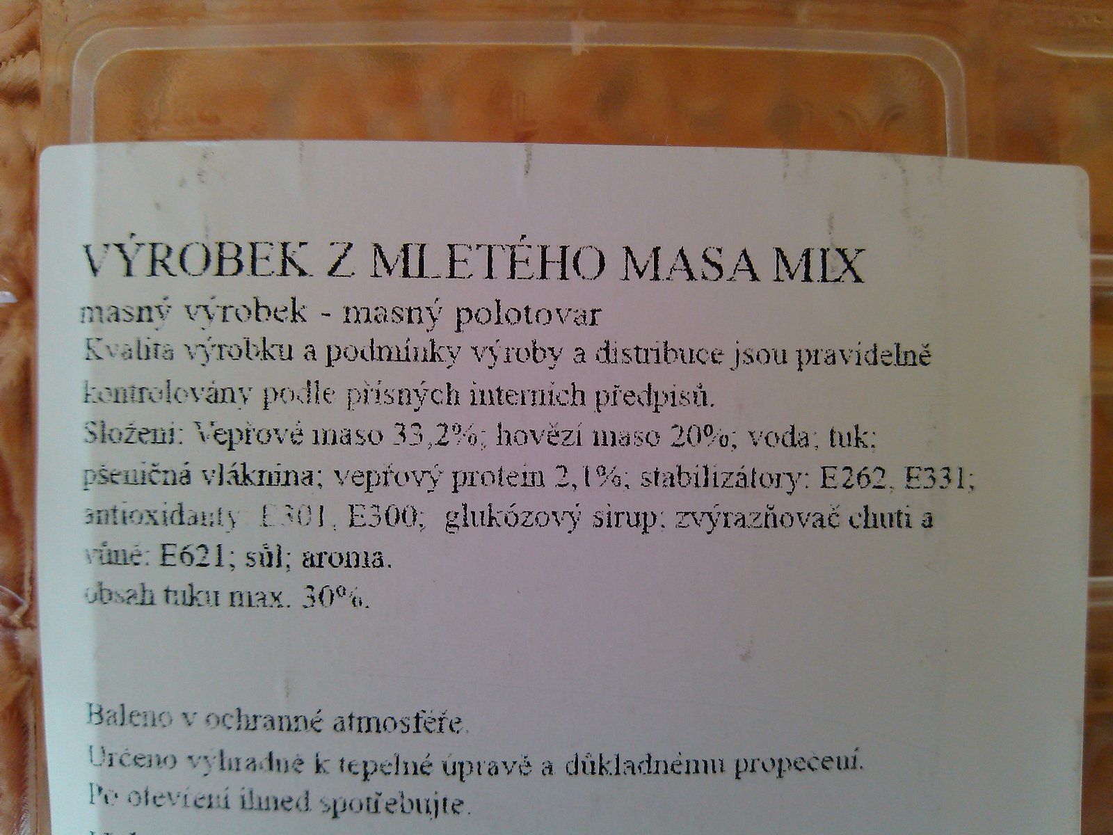 Výrobek z mletého masa MIX, polotovar, rekordman s nejnižším podílem masa: 53,2 %. Za 0,48 kg zaplatíte 36,90 Kč. Kilo polotovaru stojí 76,90 Kč. Vyrábí se v POlsku, prodávající Ahold. Ve složení	je voda, tuk, pšeničná vláknina, vepřový protein, stabilizátory, antioxidanty, glukózový sirup, zvýrazňovač chuti a vůně, sůl, aroma. Už v krámě nebylo v nejlepší kondici.
