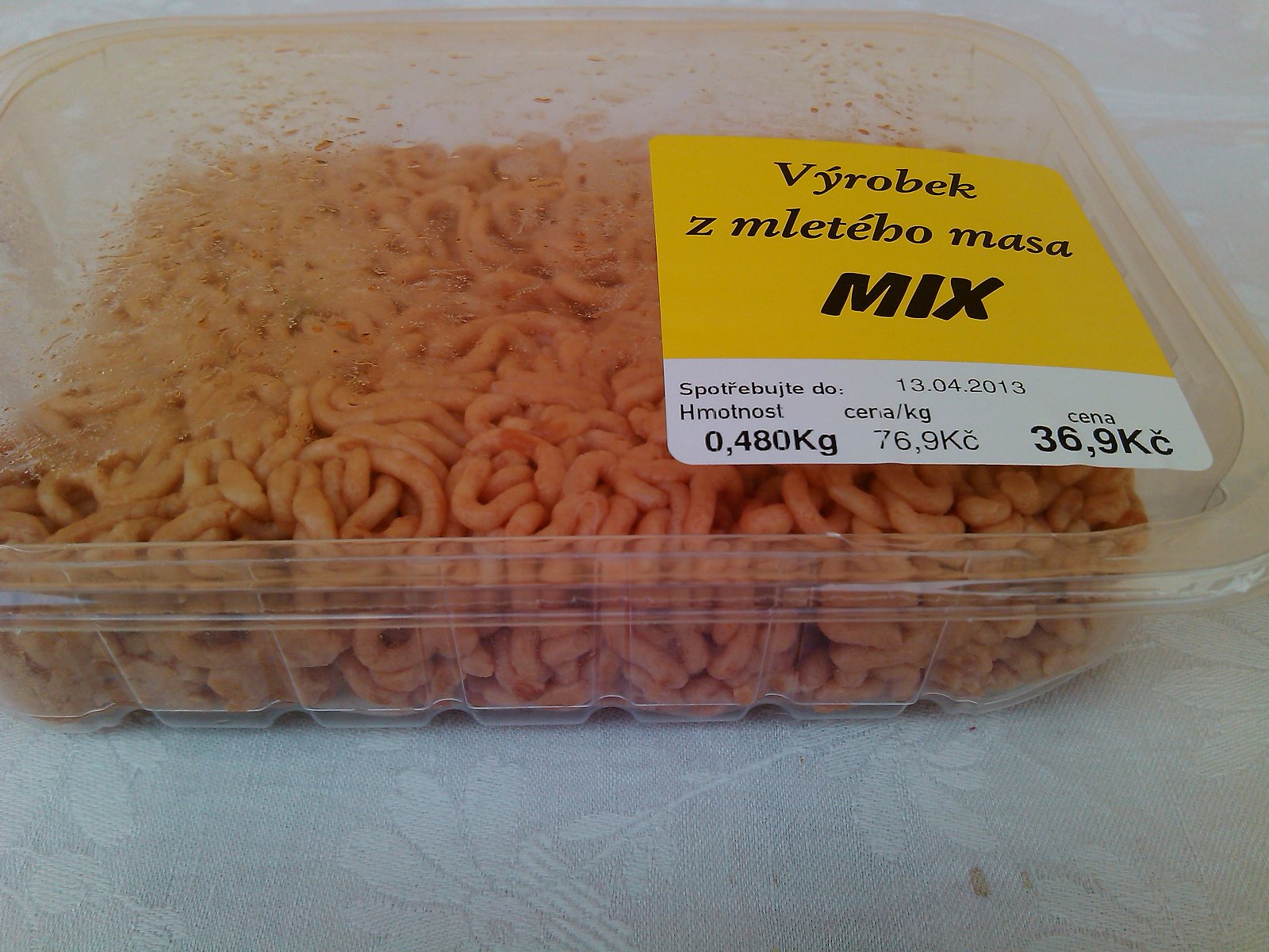 Výrobek z mletého masa MIX, polotovar, rekordman s nejnižším podílem masa: 53,2 %. Za 0,48 kg zaplatíte 36,90 Kč. Kilo polotovaru stojí 76,90 Kč. Vyrábí se v POlsku, prodávající Ahold. Ve složení	je voda, tuk, pšeničná vláknina, vepřový protein, stabilizátory, antioxidanty, glukózový sirup, zvýrazňovač chuti a vůně, sůl, aroma. Už v krámě nebylo v nejlepší kondici.
