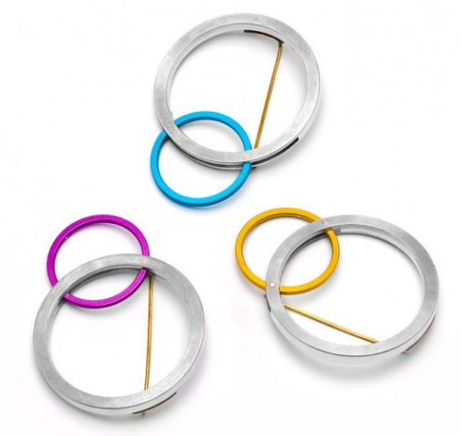 Náušnice z kroužků z pevných disků.