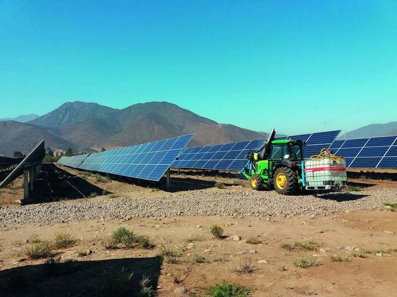  Čištění solárních panelů v Chile