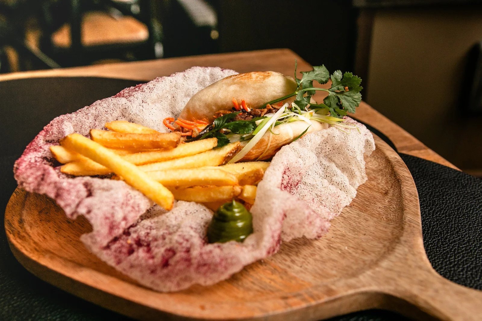 River´s smokelab, Burger bun se smoukovaným trhaným masem, yuzu okurka, sriracha majonéza, hranolky, ryžový papír