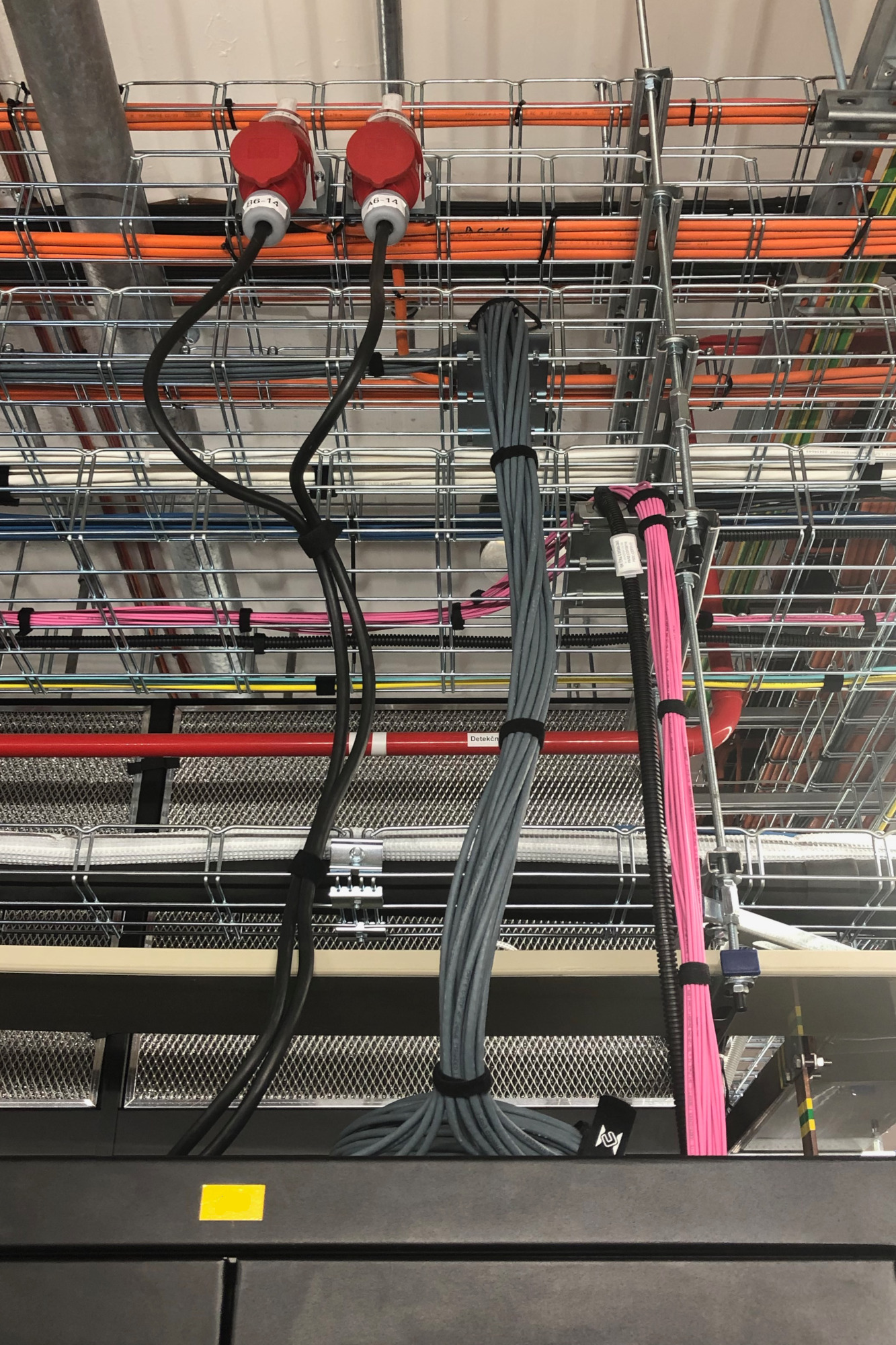 Zakončení optické a metalické infrastruktury v páteřním racku
